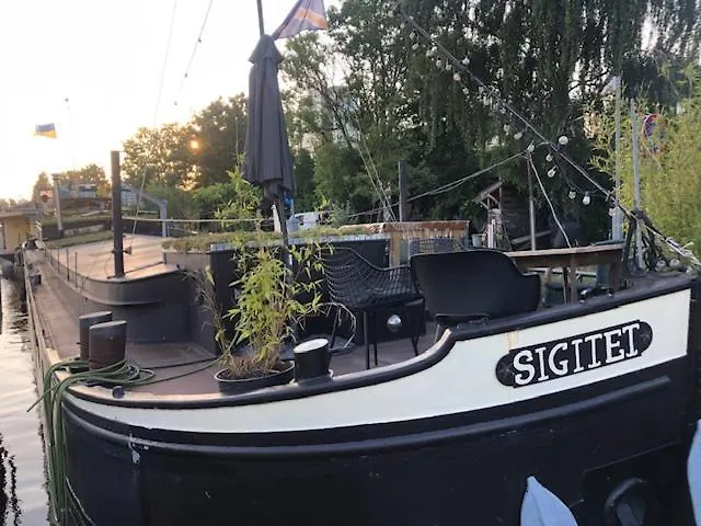 Hotel Houseboat Tante Piet Amsterdam 2*,